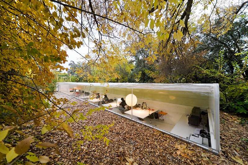 Selgas Cano Architecture разработали сами для себя необычный офис прямо в парковой зоне в центре Мадрида